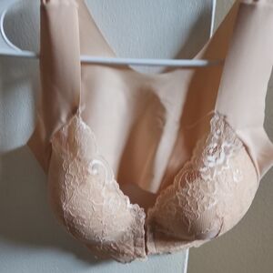 Tiktok Seamless, Elegant Lace Nude Clevage Bra-Front Clamp Never Worn